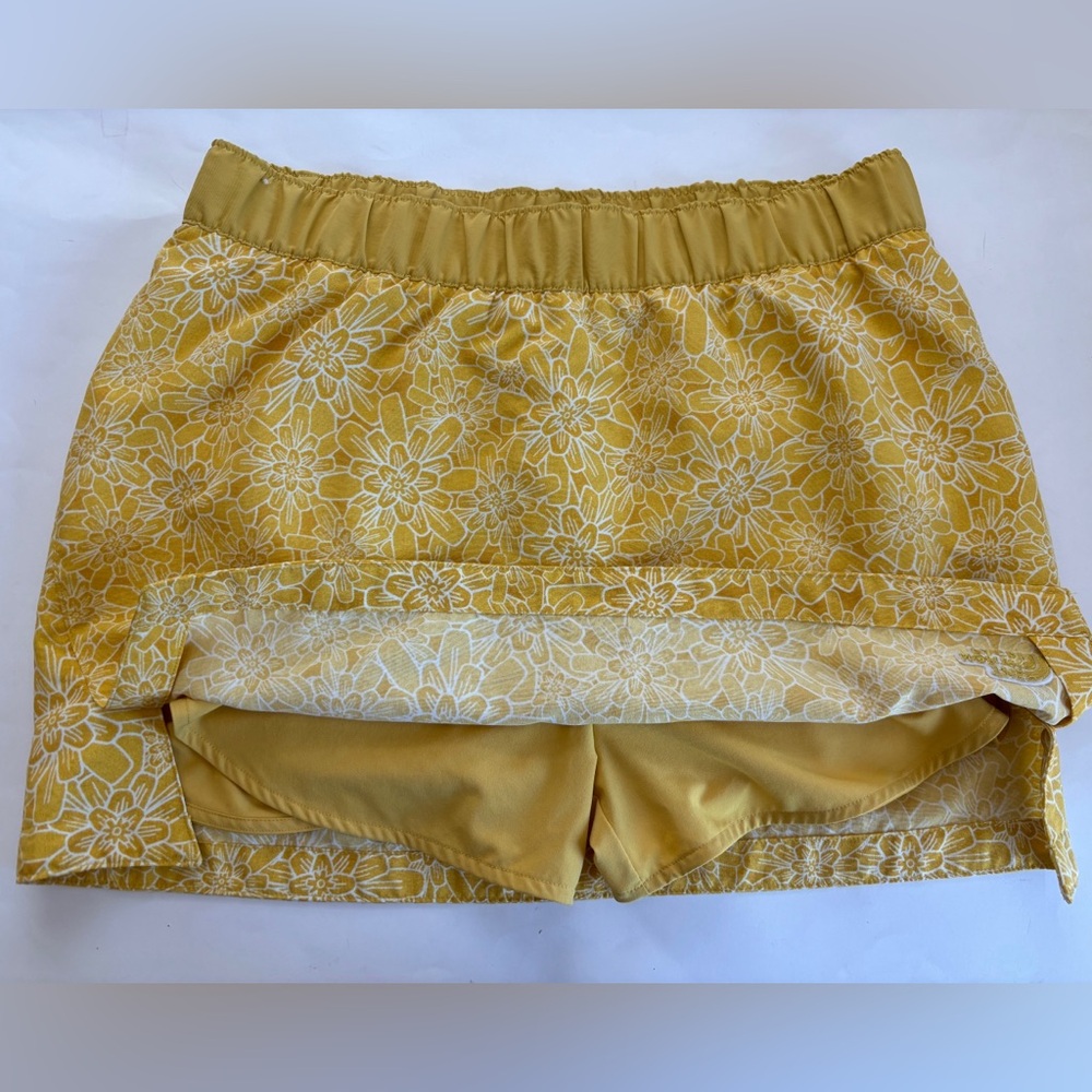 The North Face Skort - Women’s Gold/White Skort. Back Pocket. Size medium